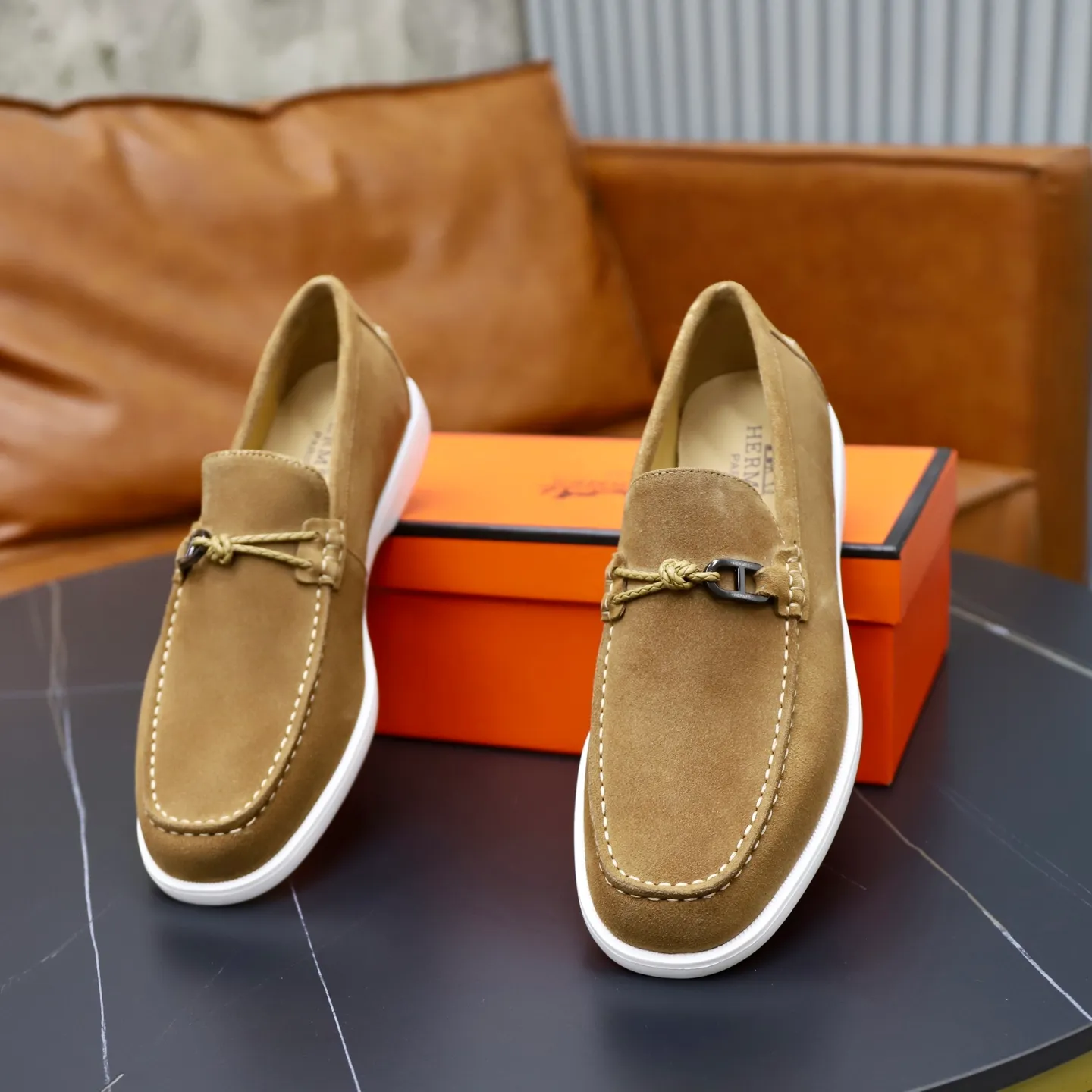 Ex-factory price: 540💰Hermès/Hermès slip-on men's shoes. This shoe is made of imported cow suede leather, with simple and smooth lines, and a 3CM rubber foam ultra-light sole combined with aerodynamic design! Youthful and fashionable, H button decoration, contrasting leather embellishment on the heel, calf lining to gently wrap your feet, with embossed logo cowhide feet, leather rock strips, casual and urban style, highlighting youthful vitality, sports and leisure version, super versatile Size number: 38-39-40-41-42-43-44 Standard leather shoe size (45 can be customized but does not support returns)